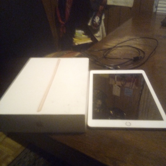 Apple iPad 6 - Picture 1 of 1